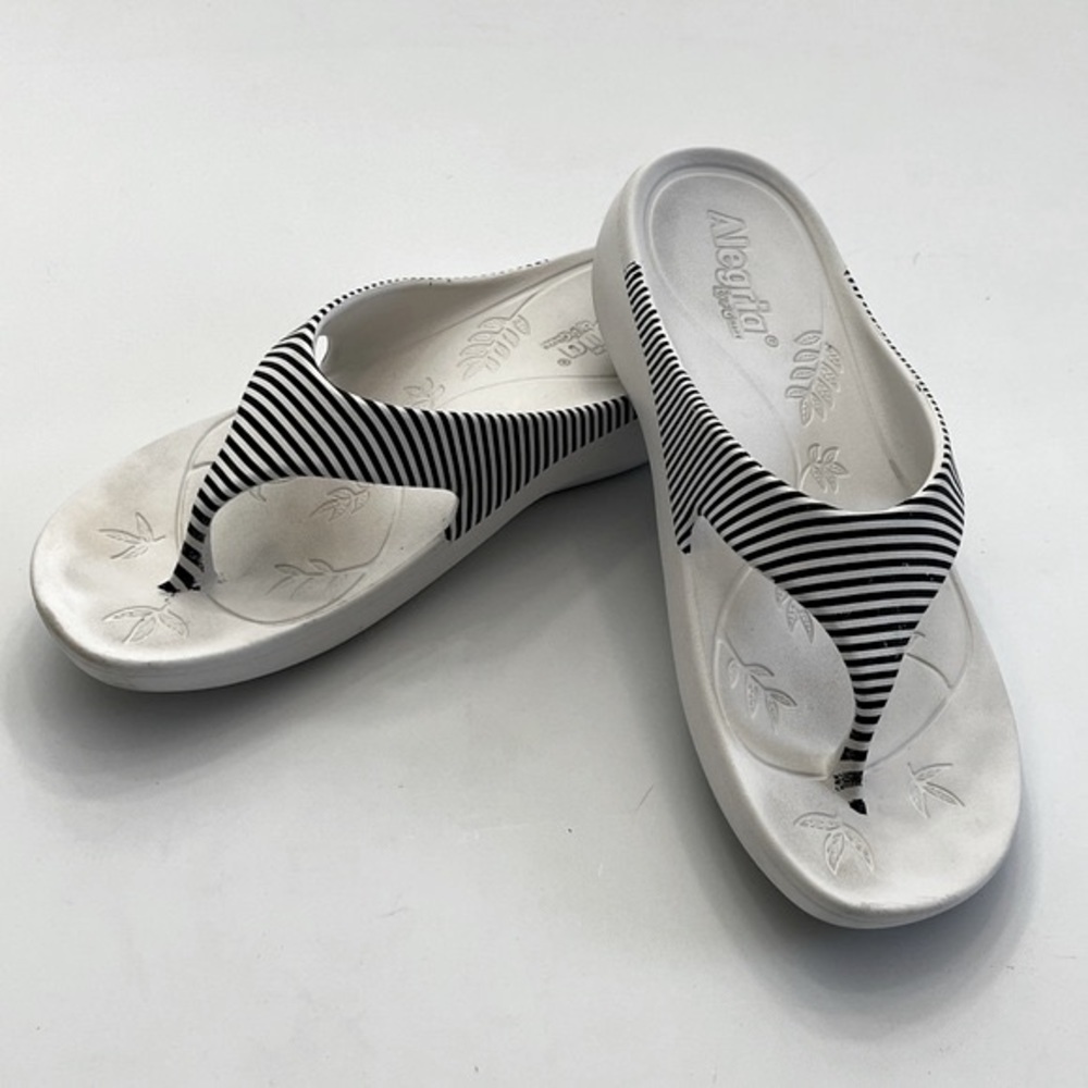 Alegria Ode stripe black & white flip flops size 40 typically fits 9.5/10